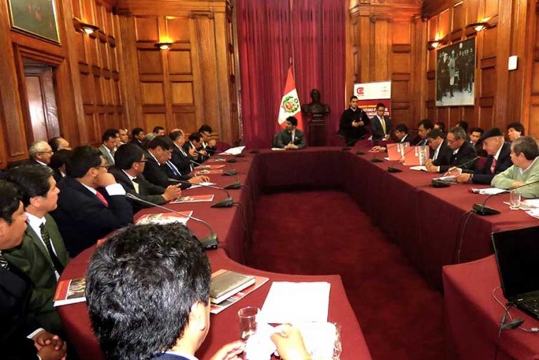 Peruvian and Colombian university deans and authorities at round table